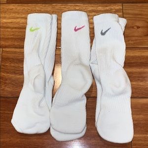 white nike crew socks with grey swoosh